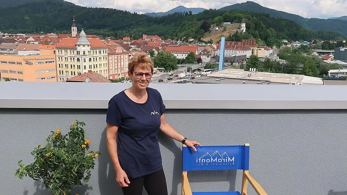 Elisabeth Schwaiger auf der Terasse des MiraMonti mit einem Blick über ganz Bruck
