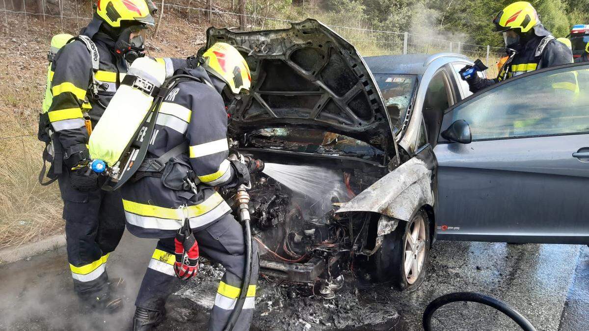 Die Feuerwehren Pinggau und Schäffern waren beim Fahrzeugbrand im Einsatz