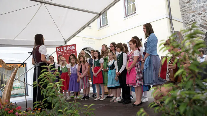 Allerlei Vereine, Schulen, Kindergärten und Institutionen aus dem Ort beteiligten sich am großen Volkskulturfest.