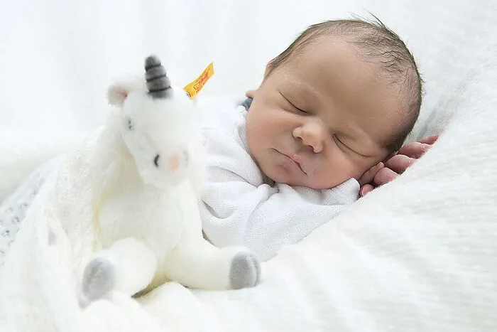 In St. Veit freut sich Livia (2) über ihren Bruder. Der süße Bub kam am 5. November um 6.59 Uhr zur Welt. Thomas wog 3235 Gramm und er war 49 Zentimeter groß. Verwöhnt wird er von seinen Eltern Verena Fortunat und Alexander Kelz.