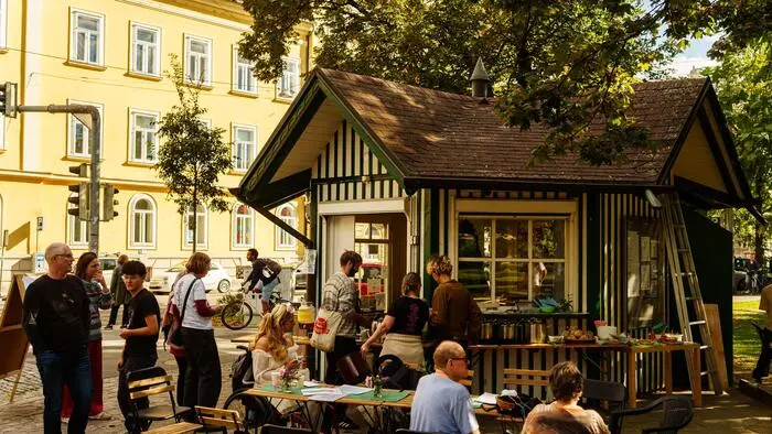 Rund hundert Besucherinnen und Besucher feierten mit dem Friedensbüro am Freitag den Sommerabschluss im Volksgarten