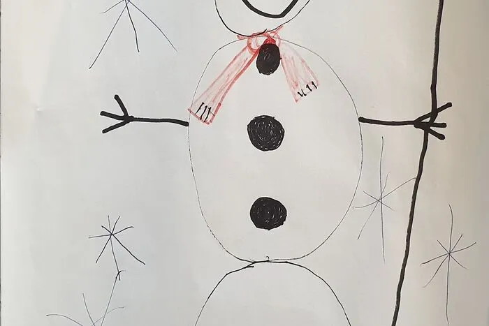 Nikolaus Steinmetz (6) aus Gradenegg vertreibt sich die Zeit bis das Christkind kommt mit Schneemann bauen