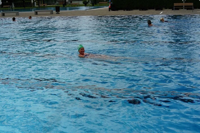 193 Menschen sind im Sportbecken zugelassen, 32 im Planschbecken. 