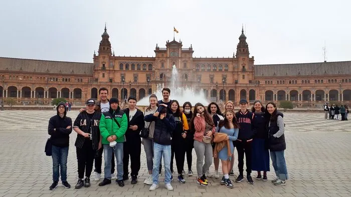 MS-Schüler auf Besuch in Südspanien, hier auf dem Plaza de España (Sevilla)