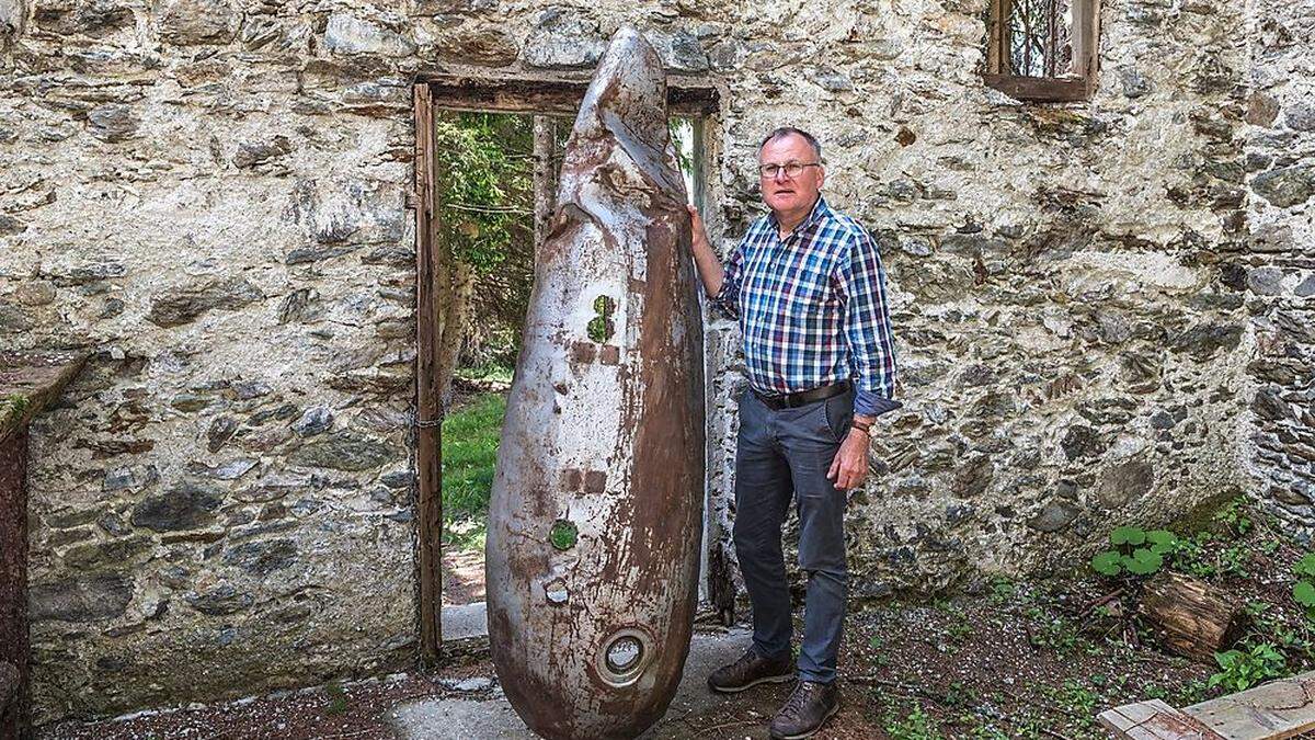 Hans Bergmann mit dem geborgenen Fliegertank