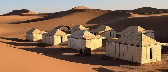 Zwischen den Erg-Chegaga-Dünen bei M‘Hamid in der marokkanischen Sahara lassen Wüstencamps den Orient erlebbar machen