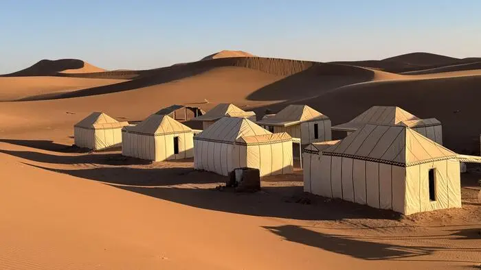 Zwischen den Erg-Chegaga-Dünen bei M‘Hamid in der marokkanischen Sahara lassen Wüstencamps den Orient erlebbar machen