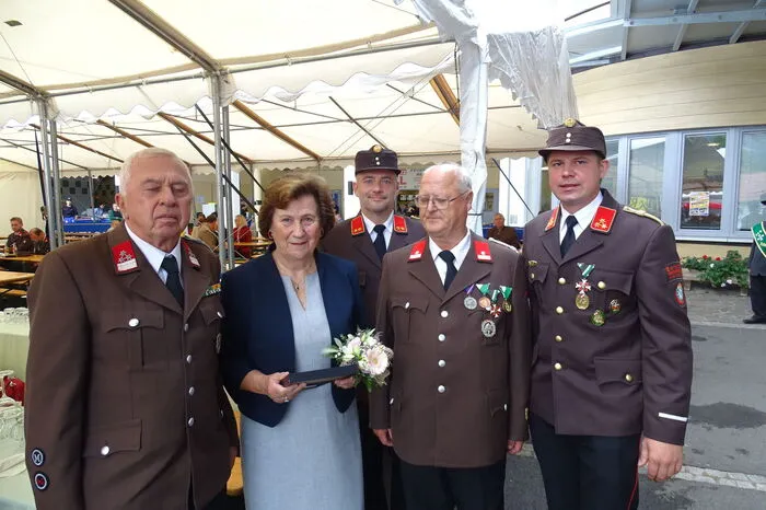Zu diesem Anlass hatte man auch elf der 30 Fahnenpatinnen eingeladen, die bereits bei der ursprünglichen Weihe 1975 anwesend gewesen waren.