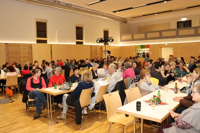 Vor 140 begeisterten Gästen sorgten der bekannte Wiener Travestiekünstler Dominik und seine zwei Kollegen am Samstag im festlich dekorierten Mehrzwecksaal der Gemeinde Rosental für Staunen und Lachen ohne Ende.