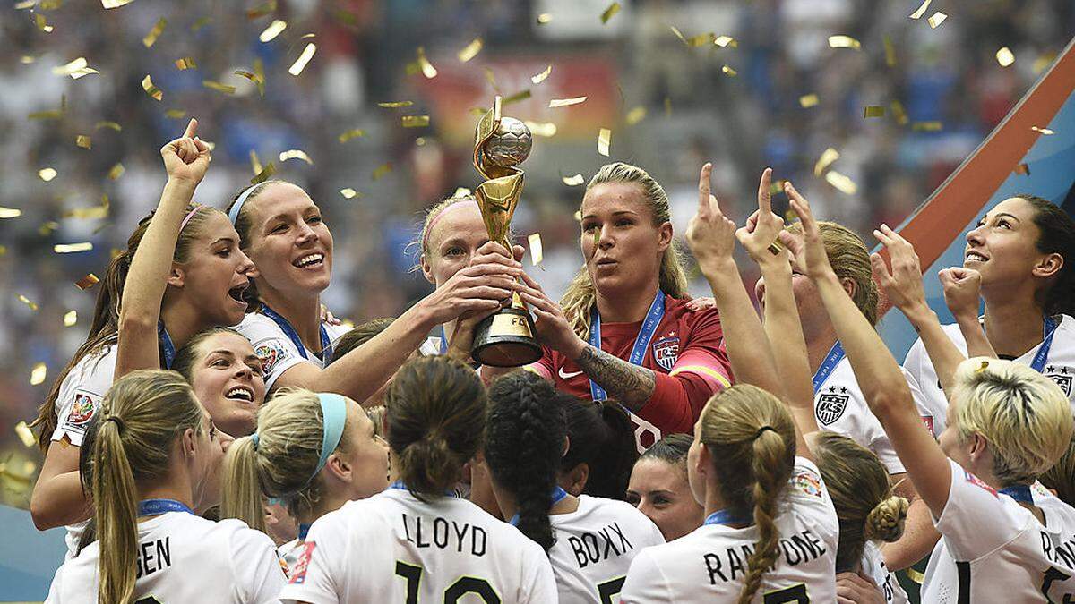 Das Team der USA jubelte 2015 über den WM-Pokal – die US-Damen sind mit insgesamt drei WM-Titeln auch Rekordweltmeister bei den Frauen und damit das gejagte Team der WM