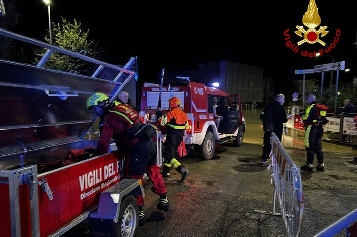 Mindestens neun Menschen kamen nach Behördenangaben ums Leben. Zudem werden vier weitere Menschen vermisst, berichtete der Zivilschutz. 