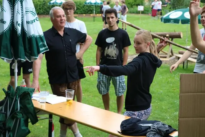 Für Herren und Damen gab es eine eigene Wertung. Zu den Disziplinen zählte unter anderem das Heuballendart. Dabei musste man mit einem Holzsperr in einen Heuballen treffen um so viele Punkte wie möglich zu erzielen.