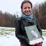 Monika Lafer mit ihrem Buch, der Biografie von Camillo Kurtz