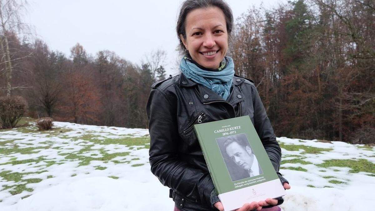 Monika Lafer mit ihrem Buch, der Biografie von Camillo Kurtz