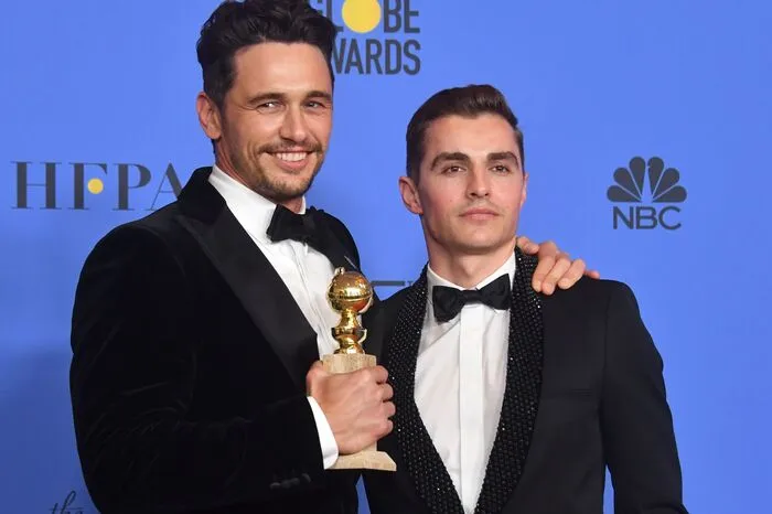 Passt zu jedem Smoking: das Siegerlächeln. James Franco (links) posiert mit seinem Bruder. Golden Globe als bester Hauptdarsteller in einer Komödie oder einem Musical für "The Disaster Artist"