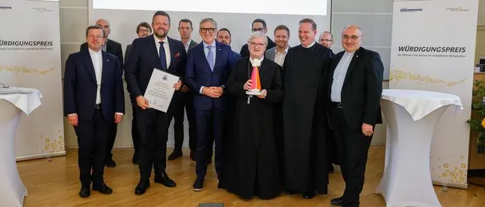 Der Würdigungspreis bestand aus einer bischöflichen Urkunde und einer Skulptur