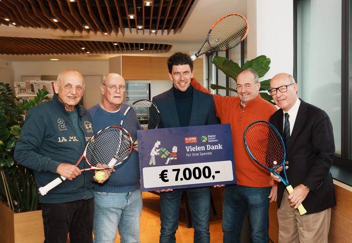 Alis Tennisrunde übergab Scheck in der Höhe von 7000 Euro