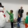 Ein "Hand-Shake" ist mit Schneemann Leopold auch in Corona-Zeiten kein Problem