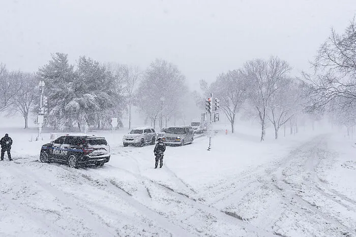 Auch die Fahrt seiner Wagenkolonne zurück ins Weiße Haus verlief mitreisenden Journalisten zufolge wegen der Schneebehinderungen ungewöhnlich langsam.