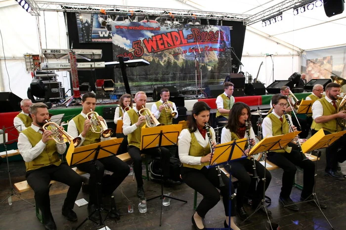 Übrigens: Täglich treten im Festzelt mehrere Musikgruppen auf.