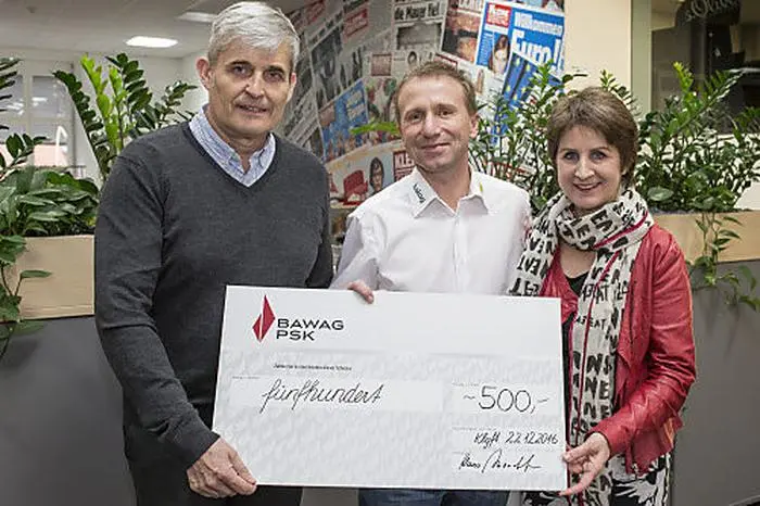 Klaus Mitterdorfer (Präsident des Kärntner Fußballverbandes, Mitte) übergibt 500 Euro für "Kärntner in Not" an CR Antonia Gössinger und Michael Sabath (Redaktionsmanager der Kleinen Zeitung)