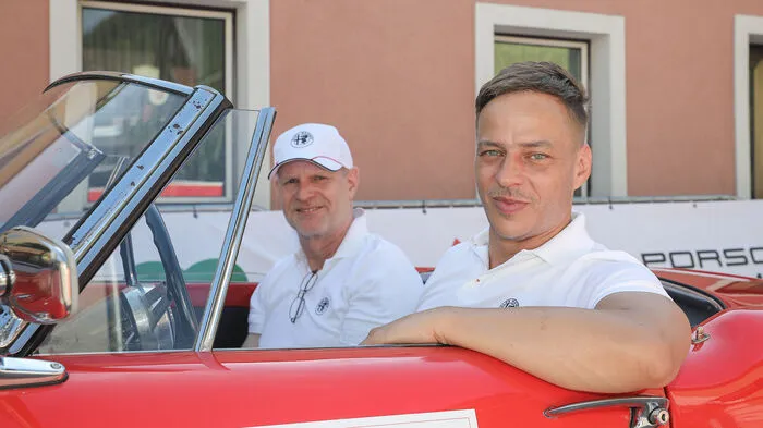 "Game of Thrones"-Star Tom Wlaschiha und Christian Schön sind mit einem Alfa Romeo Giulia am Start