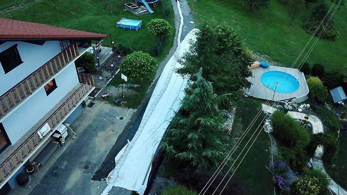 St. Stefan/R.: Feuerwehr errichtete mit Sandsäcken  Ableitungsrinne auf abgesackter Gemeindestraße