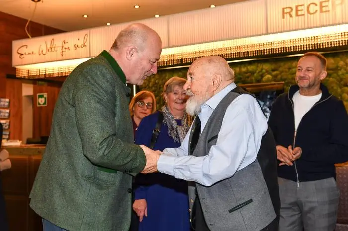 Bürgermeister Hermann Trinker mit dem nunmehr 99-Jährigen