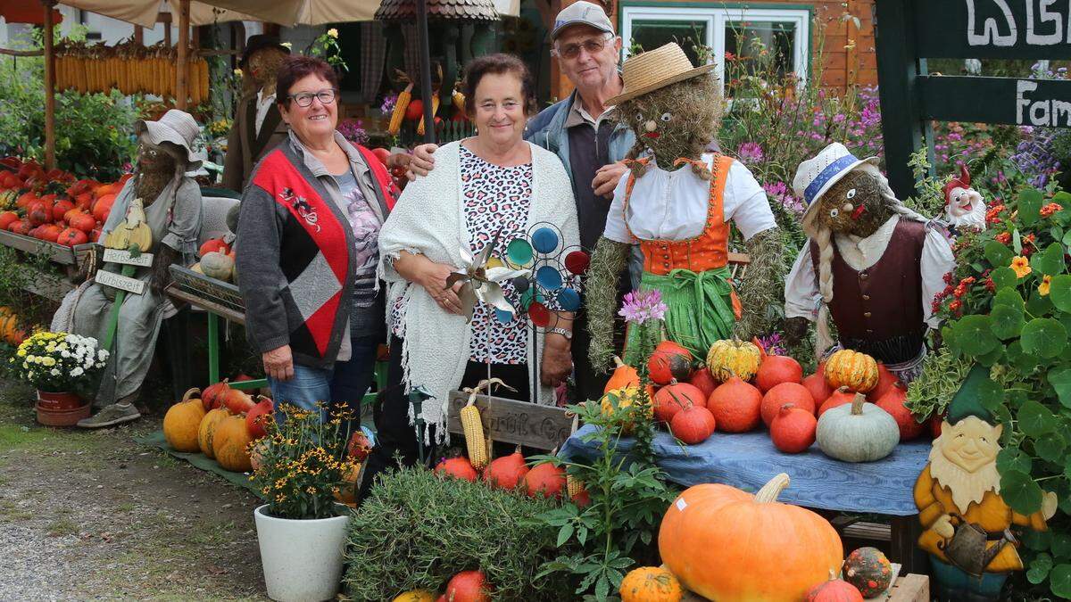 Luise, Trude und Josef Ornig senior mit Kürbissen in allen Varianten