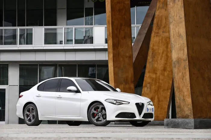 Die viertürige Limousine ist in drei Ausstattungsversionen (Giulia, Super und Quadrifoglio) und mit zwei Ausstattungspaketen (Sport und Lusso) zu haben.