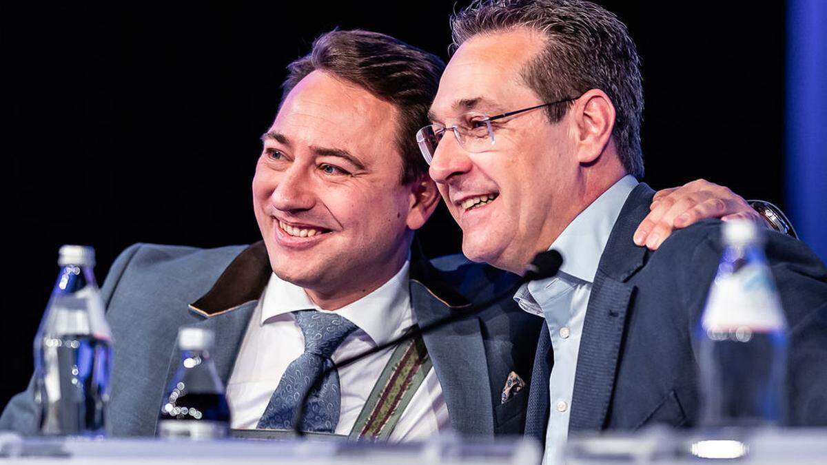 Oberösterreichs FPÖ-Obmann Manfred Haimbuchner und der damalige Parteichef Heinz-Christian Strache beim Landesparteitag der FPÖ Oberösterreich 2017