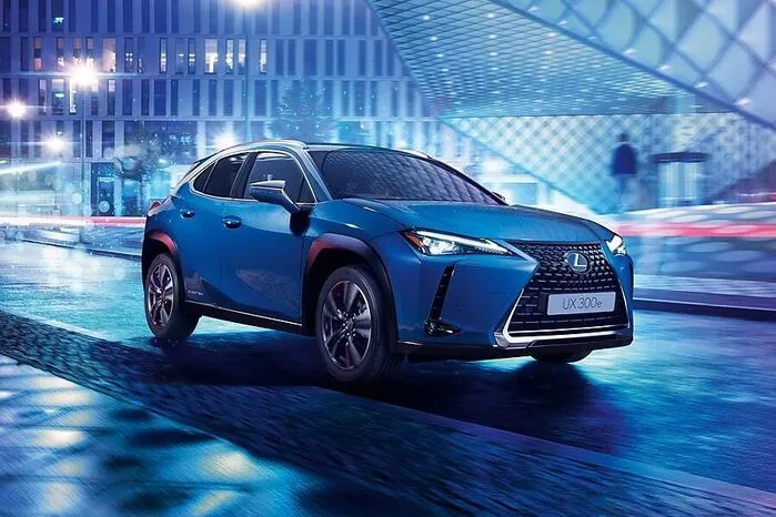 Dafür haben sie dem Kompakt-SUV UX mit dem Beinamen 300e ein Batteriepaket mit einer Kapazität von 54,3 kWh unter die Fahrerkabine implantiert, das Reichweiten von bis zu 400 Kilometern ermöglichen soll.