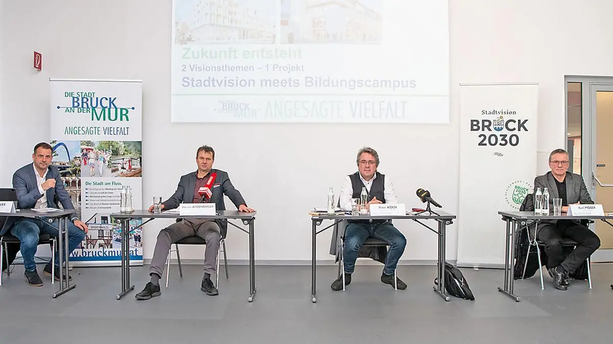 Unternehmer Sascha Auer, Finanzstadtrat Werner Anzenberger, Bürgermeister Peter Koch und Mittelschuldirektor Karl Moser hoffen auf eine Umsetzung des Brucker Bildungscampus