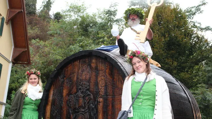 Bacchus zog auf einem Fass sitzend ein.