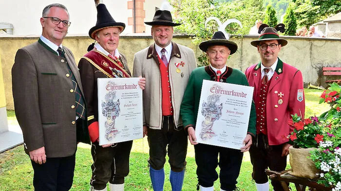 Ehrung für 60 Jahre im Dienst der Blasmusik: Horst Baumgartner, Gerhard Lexer, Gerald Waldner, Johann Nemes und Andreas Zimmermann