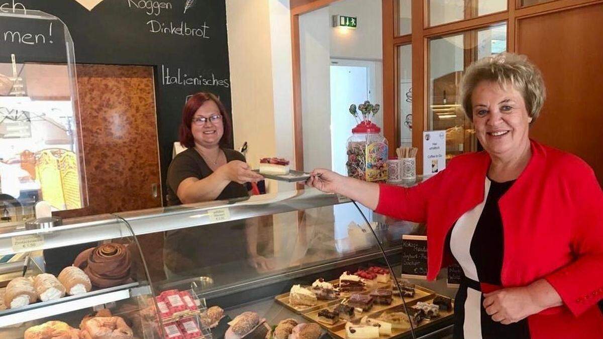 Stephanie Posch konnte Landtagspräsidentin Verena Dunst in ihrem neuen Café begrüßen