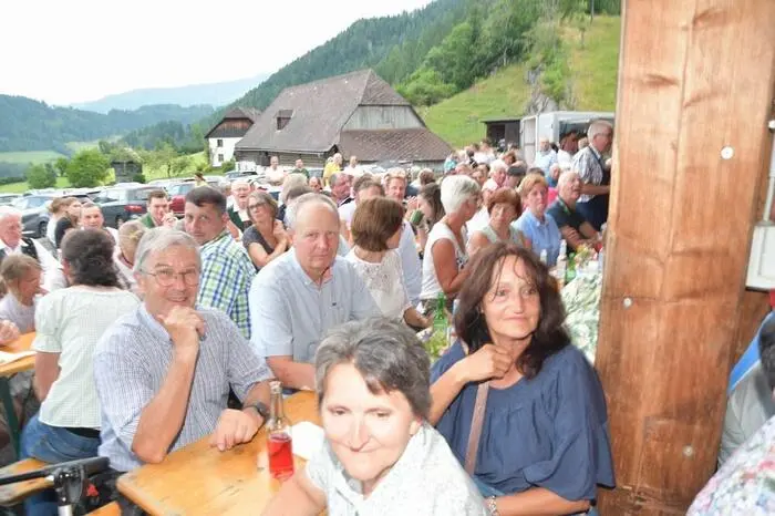 Am Dienstagabend war es wieder soweit: Viele Besucherinnen und Besucher ließen sich die Veranstaltung beim Bauernhof der Familie Priller, vulgo Spachmann in Hinteregg, nicht entgehen.