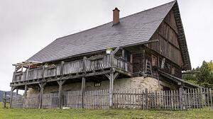 Von Wolfsberg aus führt der Weg über Schotter und Stein zur rund 300 Jahre alten Hütte