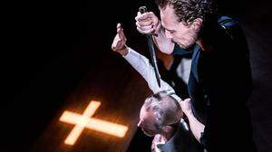 Hamlet (Tom Hiddleston) und König Claudius (Nicholas Farrell)