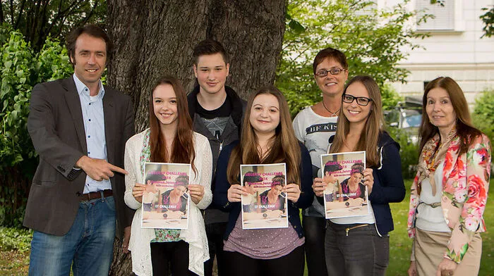 Von links nach rechts: Medienwirtschaftslehrer Gernot Kormann-Prietl, Eva Ambrosch, Sebastian Haßler, Jennifer Matijak, Englisch-Lehrerin Ines Farcher, Vanessa Ellmeyer und Direktorin Sonja Draxler von der HAK Grazbachgasse