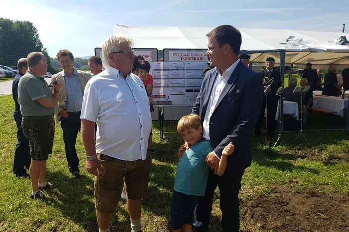 Zur Feier des Tages ließ sich auch hoher Besuch blicken: Landeshauptmann-Stellvertreter und Feuerwehrreferent Michael Schickhofer kam mit seinen Kindern Minna und Vincent, die begeistert eine Runde im Feuerwehrauto drehten.