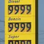 ABD0124_20200420 - PARNDORF - ÖSTERREICH: ++ THEMENBILD ++ Ein Preisrutsch bei den Treibstoffen hat die Inflation gedrückt. Der Rückgang der Energiepreise sorgt gerade im gesamten Euroraum für sinkende Teuerungsraten. Im Bild: Eine Preistafel einer Tankstellenkette am Montag, 20. April 2020, in Parndorf. - FOTO: APA/ROBERT JAEGER