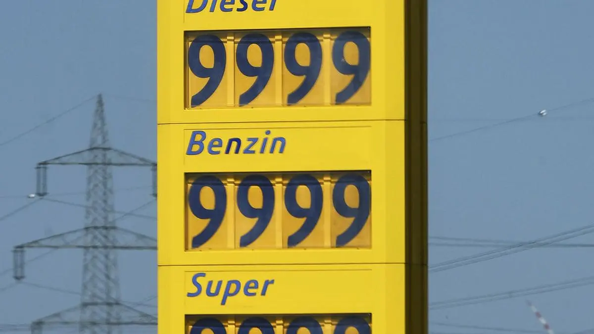 ABD0124_20200420 - PARNDORF - ÖSTERREICH: ++ THEMENBILD ++ Ein Preisrutsch bei den Treibstoffen hat die Inflation gedrückt. Der Rückgang der Energiepreise sorgt gerade im gesamten Euroraum für sinkende Teuerungsraten. Im Bild: Eine Preistafel einer Tankstellenkette am Montag, 20. April 2020, in Parndorf. - FOTO: APA/ROBERT JAEGER