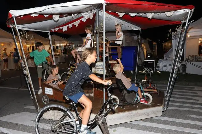Ebenfalls neu ist das „Karussell der Fundgegenstände“, das mitten am Marktgelände platziert wird: „Während die Jüngeren auf dem Karussell sitzen, wird es von Jugendlichen oder Erwachsenen auf Fahrrädern angetrieben.“ Die Kinder drehen sich dann auf Fantasiegefährten im Kreis.