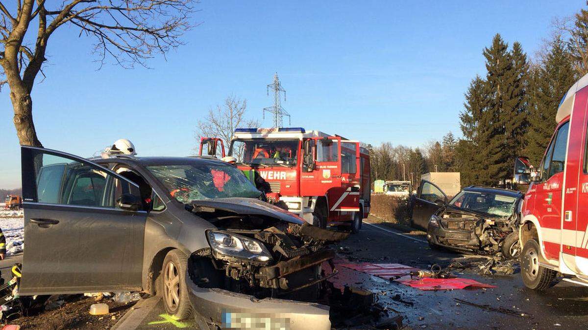 Beide Fahrzeuglenker wurden bei dem Zusammenstoß schwer verletzt