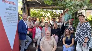 Die Seniorinnen und Senioren auf Urlaub gemeinsam mit AK-Präsident Josef Pesserl (l.), Volkshilfe-Präsidentin Barbara Gross (r.), weiteren Vertreterinnen der Volkshilfe sowie Dorfhotel-Chef Peter Stocker (m.)