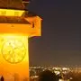 Der Uhrturm zählt zu den vielen Gebäuden der Stadt, die 16 Tage lang in Orange strahlen