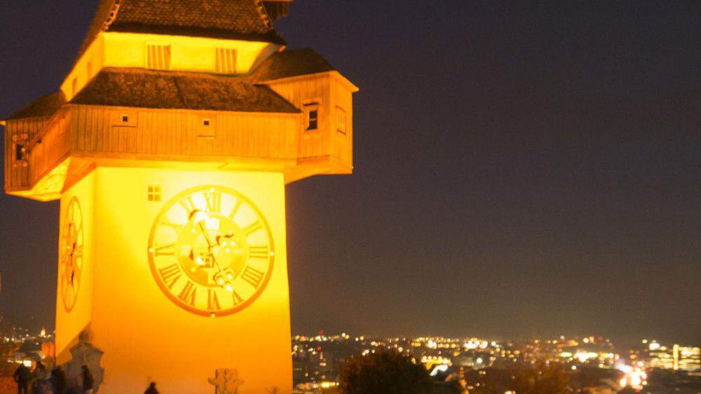 Der Uhrturm zählt zu den vielen Gebäuden der Stadt, die 16 Tage lang in Orange strahlen