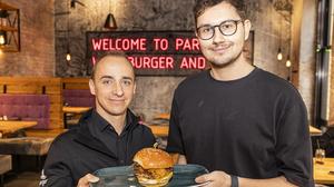 Harald Ebner von „Le Burger“ (links) und „Kleine“-Redakteur Marco-William Ninaus haben den Burger getestet