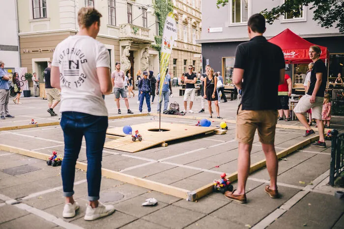 Spielespaß auch für die Großen gab es beim "Maze Race", bei dem man eine Kugel durch ein Labyrinth manövrieren muss, und beim "Mario Kart Battle".